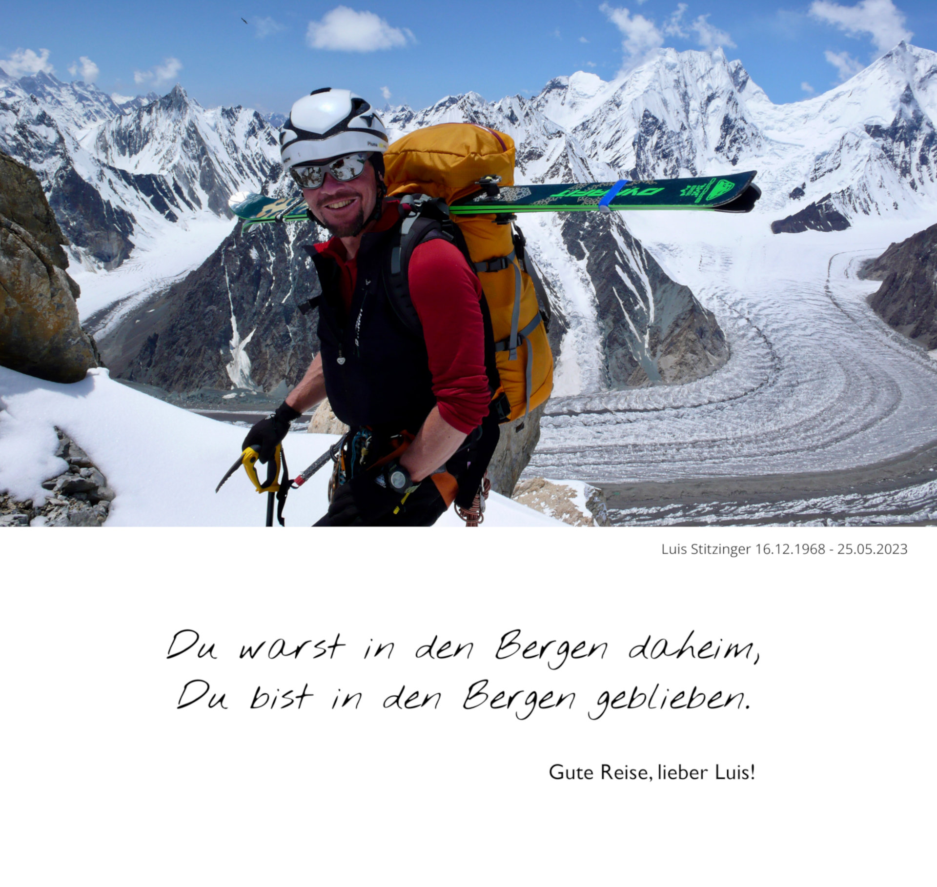 Luis Stitzinger mit Rucksack und Ski in den Bergen